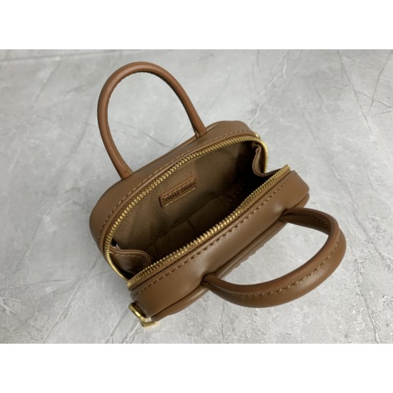 p3805NR020MiuMiu mini briefcase is now online, no resistance to mini things, too cute hot super mini who do not love not only can shoulder crossbody, but also can be put on the belt, stacked with a large bag hanging accessories are very miu really underst