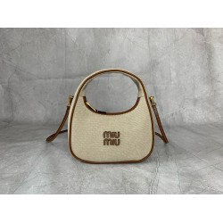 P5505BC125 cloth with leather MiuMiu new to the version of the new canvas MiuWaner canvas fabric with calfskin leather texture soft and durable this year's super-hot material must-have single product using the rounded curve to retain the proper sense of p