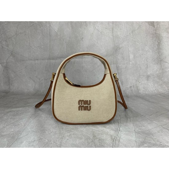 P5505BC125 cloth with leather MiuMiu new to the version of the new canvas MiuWaner canvas fabric with calfskin leather texture soft and durable this year's super-hot material must-have single product using the rounded curve to retain the proper sense of p