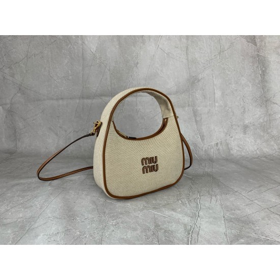 P5505BC125 cloth with leather MiuMiu new to the version of the new canvas MiuWaner canvas fabric with calfskin leather texture soft and durable this year's super-hot material must-have single product using the rounded curve to retain the proper sense of p