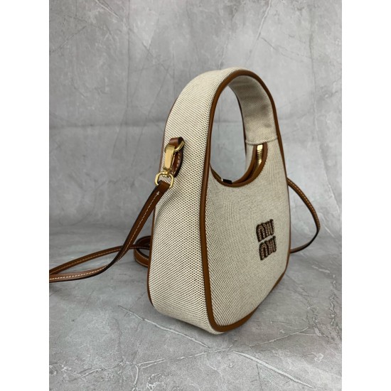 P5505BC125 cloth with leather MiuMiu new to the version of the new canvas MiuWaner canvas fabric with calfskin leather texture soft and durable this year's super-hot material must-have single product using the rounded curve to retain the proper sense of p
