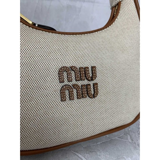 P5505BC125 cloth with leather MiuMiu new to the version of the new canvas MiuWaner canvas fabric with calfskin leather texture soft and durable this year's super-hot material must-have single product using the rounded curve to retain the proper sense of p