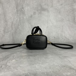 p3805NR020MiuMiu mini briefcase is now online, no resistance to mini things, too cute hot super mini who do not love not only can shoulder crossbody, but also can be put on the belt, stacked with a large bag hanging accessories are very miu really underst