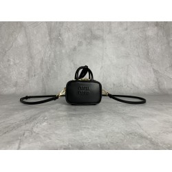 p3805NR020MiuMiu mini briefcase is now online, no resistance to mini things, too cute hot super mini who do not love not only can shoulder crossbody, but also can be put on the belt, stacked with a large bag hanging accessories are very miu really underst