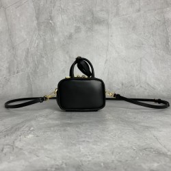 p3805NR020MiuMiu mini briefcase is now online, no resistance to mini things, too cute hot super mini who do not love not only can shoulder crossbody, but also can be put on the belt, stacked with a large bag hanging accessories are very miu really underst