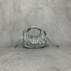 p6105BP078 silver MiuMiu new mini MiuWander handbags imported lambskin classic brand iconic Matelasse texture embroidery vintage frosted hardware use of round lone curve retains the proper sense of playfulness bag type overall stiff and shapely full of pe