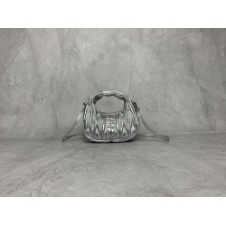 p6105BP078 silver MiuMiu new mini MiuWander handbags imported lambskin classic brand iconic Matelasse texture embroidery vintage frosted hardware use of round lone curve retains the proper sense of playfulness bag type overall stiff and shapely full of pe