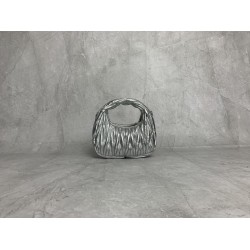 p6105BP078 silver MiuMiu new mini MiuWander handbags imported lambskin classic brand iconic Matelasse texture embroidery vintage frosted hardware use of round lone curve retains the proper sense of playfulness bag type overall stiff and shapely full of pe