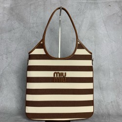 P6505BG231 Coffee Color Stripe Tote Bag The newest color stripe canvas tote bag is here Vintage hardware with calfskin leather super tone Long handle design can be shoulder or handheld switching at will Simple and lightweight Whether it's for work or outi