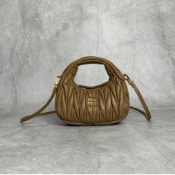 p6105BP078 caramel MiuMiu new mini MiuWander handbags imported lambskin classic brand iconic Matelasse texture embroidery vintage frosted hardware use of round lone curve retains the playful sense of the bag type overall stiff and shaped full of personali