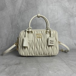 p9205BB124 M new large 5BB124MiuMiu new too pretty bowling handbags imported lambskin classic brand iconic Matelasse texture embroidery retro frosted hardware to retain the due sense of playfulness the bag type overall stiff and shaped full of personality