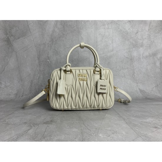 p9205BB124 M new large 5BB124MiuMiu new too pretty bowling handbags imported lambskin classic brand iconic Matelasse texture embroidery retro frosted hardware to retain the due sense of playfulness the bag type overall stiff and shaped full of personality