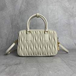 p9205BB124 M new large 5BB124MiuMiu new too pretty bowling handbags imported lambskin classic brand iconic Matelasse texture embroidery retro frosted hardware to retain the due sense of playfulness the bag type overall stiff and shaped full of personality