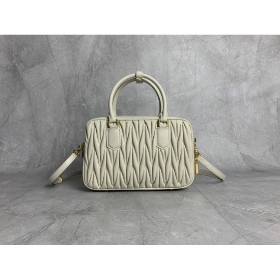 p9205BB124 M new large 5BB124MiuMiu new too pretty bowling handbags imported lambskin classic brand iconic Matelasse texture embroidery retro frosted hardware to retain the due sense of playfulness the bag type overall stiff and shaped full of personality