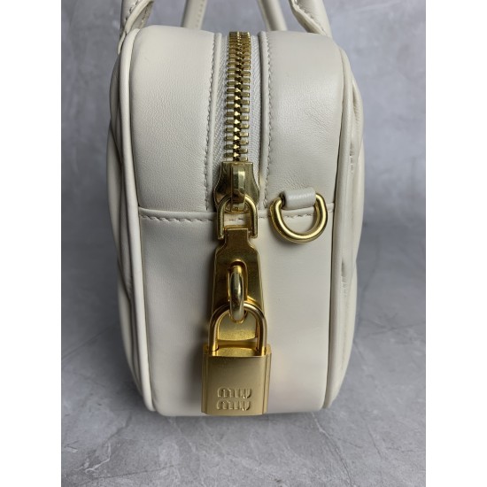 p9205BB124 M new large 5BB124MiuMiu new too pretty bowling handbags imported lambskin classic brand iconic Matelasse texture embroidery retro frosted hardware to retain the due sense of playfulness the bag type overall stiff and shaped full of personality