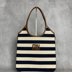 P6505BG231 Coffee Color Stripe Tote Bag The newest color stripe canvas tote bag is here Vintage hardware with calfskin leather super tone Long handle design can be shoulder or handheld switching at will Simple and lightweight Whether it's for work or outi