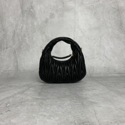 p6105BP078 black MiuMiu new mini MiuWander handbags imported lambskin classic brand iconic Matelasse texture embroidery vintage frosted hardware use of round lone curve retains the proper sense of playfulness bag type overall stiff and shaped full of pers