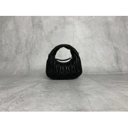 p6105BP078 black MiuMiu new mini MiuWander handbags imported lambskin classic brand iconic Matelasse texture embroidery vintage frosted hardware use of round lone curve retains the proper sense of playfulness bag type overall stiff and shaped full of pers