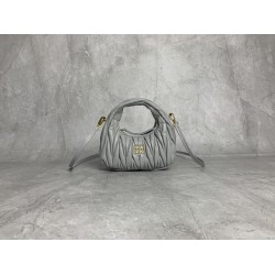 p6105BP078 gray orchid MiuMiu new mini MiuWander handbags imported lambskin classic brand iconic Matelasse texture embroidery vintage frosted hardware use of round lone curve retains the playful sense of the bag type overall stiff and shaped full of perso