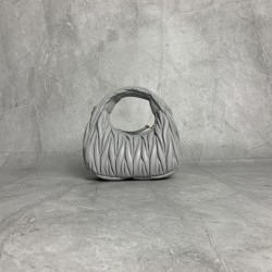p6105BP078 gray orchid MiuMiu new mini MiuWander handbags imported lambskin classic brand iconic Matelasse texture embroidery vintage frosted hardware use of round lone curve retains the playful sense of the bag type overall stiff and shaped full of perso