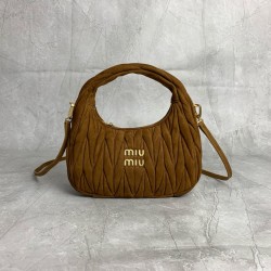 New Suede HoboP6505BC125BrownThis bag reinterprets Wander's Hobo shape in suede, injecting a soft sophistication into a classic vintage styleRemovable leather shoulder strapLength 110cmGold hardwareMetal monogrammed logo on frontCotton sateen liningZipper