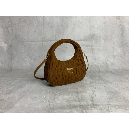 New Suede HoboP6505BC125BrownThis bag reinterprets Wander's Hobo shape in suede, injecting a soft sophistication into a classic vintage styleRemovable leather shoulder strapLength 110cmGold hardwareMetal monogrammed logo on frontCotton sateen liningZipper