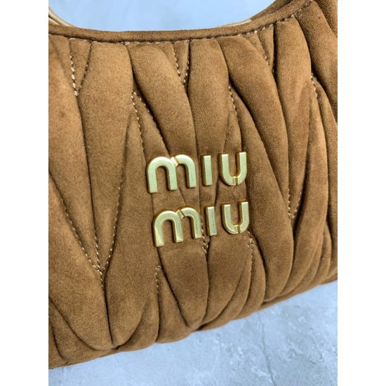 New Suede HoboP6505BC125BrownThis bag reinterprets Wander's Hobo shape in suede, injecting a soft sophistication into a classic vintage styleRemovable leather shoulder strapLength 110cmGold hardwareMetal monogrammed logo on frontCotton sateen liningZipper