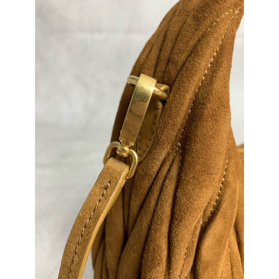 New Suede HoboP6505BC125BrownThis bag reinterprets Wander's Hobo shape in suede, injecting a soft sophistication into a classic vintage styleRemovable leather shoulder strapLength 110cmGold hardwareMetal monogrammed logo on frontCotton sateen liningZipper