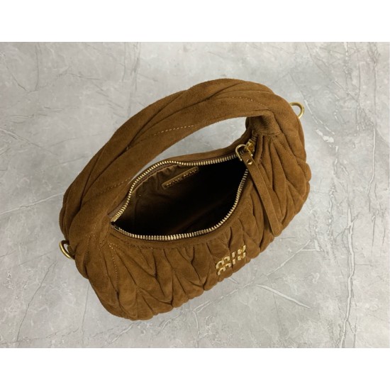 New Suede HoboP6505BC125BrownThis bag reinterprets Wander's Hobo shape in suede, injecting a soft sophistication into a classic vintage styleRemovable leather shoulder strapLength 110cmGold hardwareMetal monogrammed logo on frontCotton sateen liningZipper