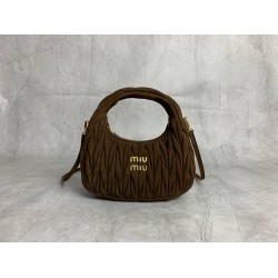 New Suede HoboP6505BC125Dark brownThis handbag reinterprets Wander's Hobo shape in suede, giving a soft and sophisticated twist to a classic vintage styleRemovable leather shoulder strapLength 110cmGold hardwareMetal monogrammed logo on frontCotton sateen