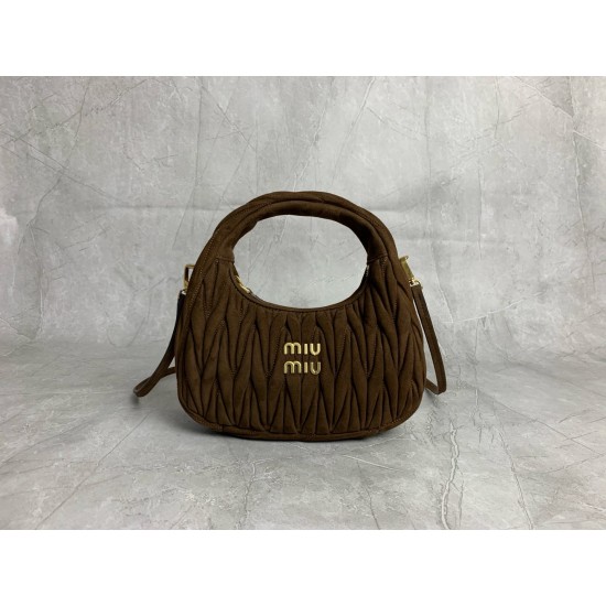 New Suede HoboP6505BC125Dark brownThis handbag reinterprets Wander's Hobo shape in suede, giving a soft and sophisticated twist to a classic vintage styleRemovable leather shoulder strapLength 110cmGold hardwareMetal monogrammed logo on frontCotton sateen