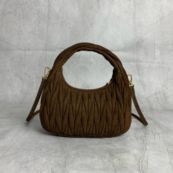 New Suede HoboP6505BC125Dark brownThis handbag reinterprets Wander's Hobo shape in suede, giving a soft and sophisticated twist to a classic vintage styleRemovable leather shoulder strapLength 110cmGold hardwareMetal monogrammed logo on frontCotton sateen