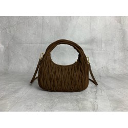 New Suede HoboP6505BC125Dark brownThis handbag reinterprets Wander's Hobo shape in suede, giving a soft and sophisticated twist to a classic vintage styleRemovable leather shoulder strapLength 110cmGold hardwareMetal monogrammed logo on frontCotton sateen