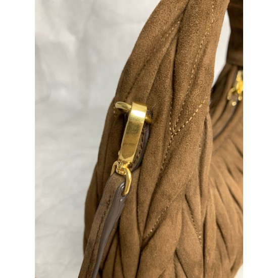 New Suede HoboP6505BC125Dark brownThis handbag reinterprets Wander's Hobo shape in suede, giving a soft and sophisticated twist to a classic vintage styleRemovable leather shoulder strapLength 110cmGold hardwareMetal monogrammed logo on frontCotton sateen
