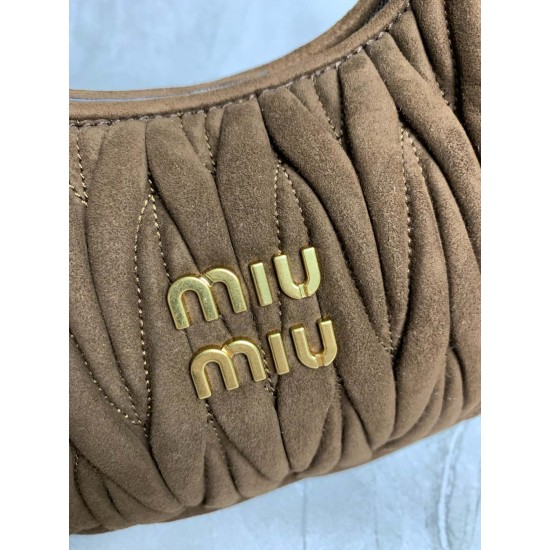 New Suede HoboP6505BC125Dark brownThis handbag reinterprets Wander's Hobo shape in suede, giving a soft and sophisticated twist to a classic vintage styleRemovable leather shoulder strapLength 110cmGold hardwareMetal monogrammed logo on frontCotton sateen