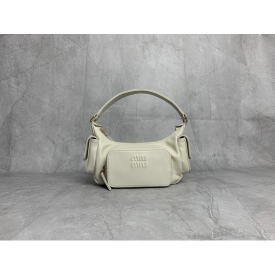 P8805BC146 white M this year's most special style biker bag using top imported lambskin leather soft cotton satin lining multi-pocket design blurring the boundaries of functionality and decorative personality distinctive can manage a variety of styles can