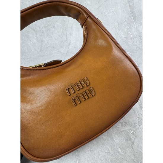 P6805BC125 Cognac soft cowhide leather with an aged effect gives the Wander a new modern elegance combining a refined silhouette with the bold experimental spirit of Miu Miu lcons Removable shoulder strap Gold-tone hardware Zipper closure Strap lining Eng