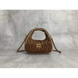 P7005BC125 caramel white side M new MiuWander handbags new bold color scheme using imported lambskin classic brand iconic Matelasse texture embroidery vintage frosted hardware using the round lonely curve to retain the proper sense of playfulness the bag 