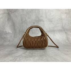 P7005BC125 caramel white side M new MiuWander handbags new bold color scheme using imported lambskin classic brand iconic Matelasse texture embroidery vintage frosted hardware using the round lonely curve to retain the proper sense of playfulness the bag 