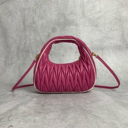 P7005BC125 Rose white side M new MiuWander handbags new bold color scheme using imported lambskin classic brand iconic Matelasse texture embroidery vintage frosted hardware using the round lone curves to retain the proper sense of playfulness the bag type