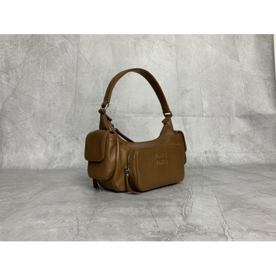 P8805BC146 brown M this year's most special style biker bag using top imported lambskin leather soft cotton satin lining multi-pocket design blurring the boundaries of functionality and decorative personality distinctive can manage a variety of styles can