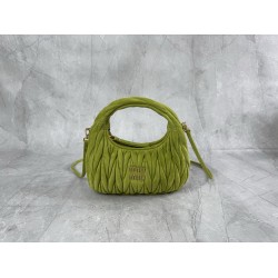 P6505BC125 Ivy green M new MiuWander handbags imported lambskin classic brand iconic Matelasse texture embroidery vintage brushed hardware using the round lonely curve to retain the proper sense of playfulness bag type overall hard and stylish full of per