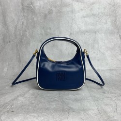 P7005BC125 blue with white MiuMi new MiuWander handbags new bold color scheme using the top imported calfskin leather vintage frosted hardware using the round lone curve to retain the playful sense of expression of sports elegance style and contemporary v