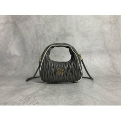 P7005BC125 Gray with white edges M new MiuWander handbags new bold color scheme using imported lambskin classic brand iconic Matelasse texture embroidery vintage frosted hardware using the curve of the round lone retained the playful sense of the bag type
