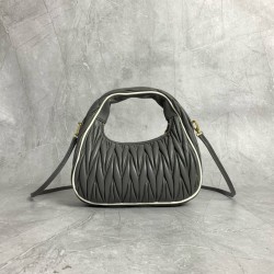 P7005BC125 Gray with white edges M new MiuWander handbags new bold color scheme using imported lambskin classic brand iconic Matelasse texture embroidery vintage frosted hardware using the curve of the round lone retained the playful sense of the bag type