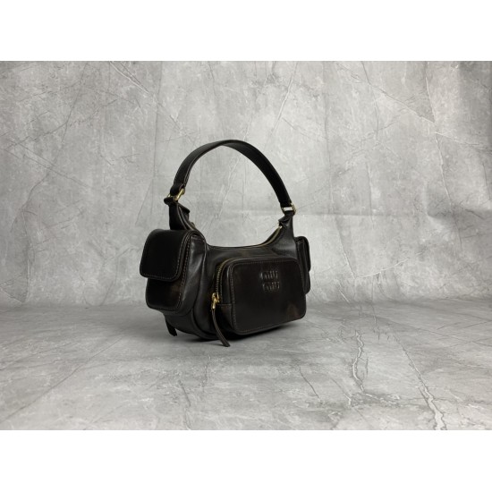 P8805BC146 retro M this year's most special style biker bag using top imported lambskin leather soft cotton satin lining multi-pocket design blurring the boundaries of functionality and decorative personality distinctive can manage a variety of styles can