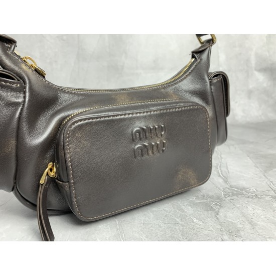 P8805BC146 retro M this year's most special style biker bag using top imported lambskin leather soft cotton satin lining multi-pocket design blurring the boundaries of functionality and decorative personality distinctive can manage a variety of styles can