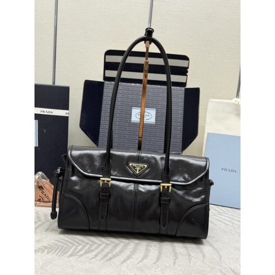 New Waxed Leather Underarm Bag 1BD376 arrives!