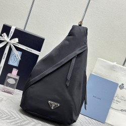 F380 classic chest bag 2VZ0922021 fall and winter men and women's new handbags advocate a sense of fashionable simple lines of the bag body style between the backpack and shoulder bag interpretation of mixed design style with side open buckle adjustable w