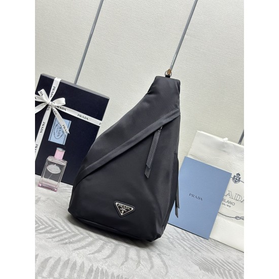 F380 classic chest bag 2VZ0922021 fall and winter men and women's new handbags advocate a sense of fashionable simple lines of the bag body style between the backpack and shoulder bag interpretation of mixed design style with side open buckle adjustable w